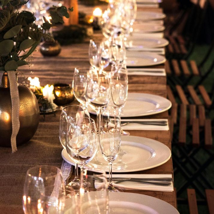 Moment événement autour d'une table pour moments traiteur