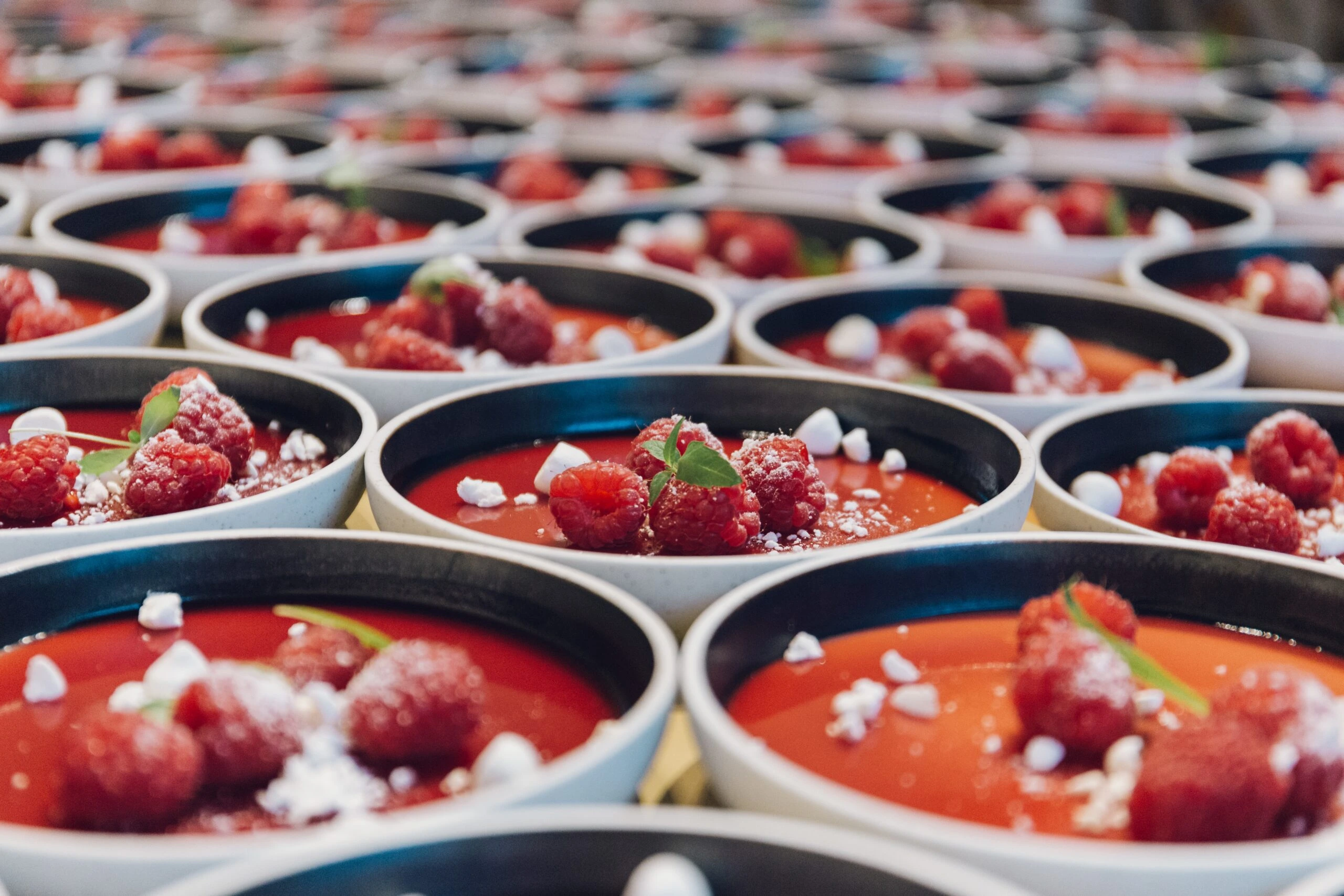 beaucoup-de-bols-avec-un-dessert-rouge-a-base-de-framboises-et-de-levure-chimique-scaled