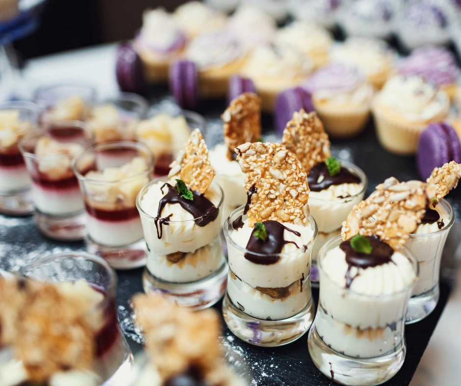 Desserts variés et élégants en vitrine.